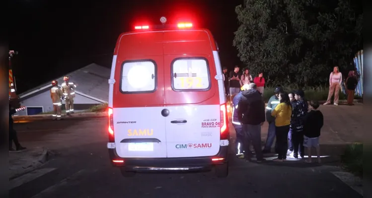 Carro com duas crianças despenca sobre telhado de casa em bairro de PG