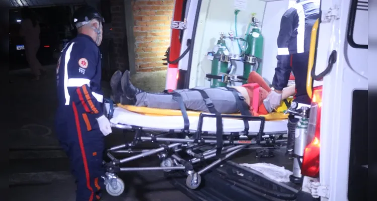Carro com duas crianças despenca sobre telhado de casa em bairro de PG