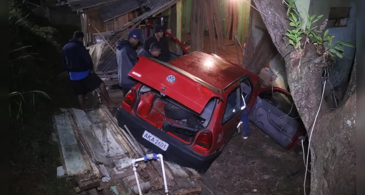 Carro com duas crianças despenca sobre telhado de casa em bairro de PG