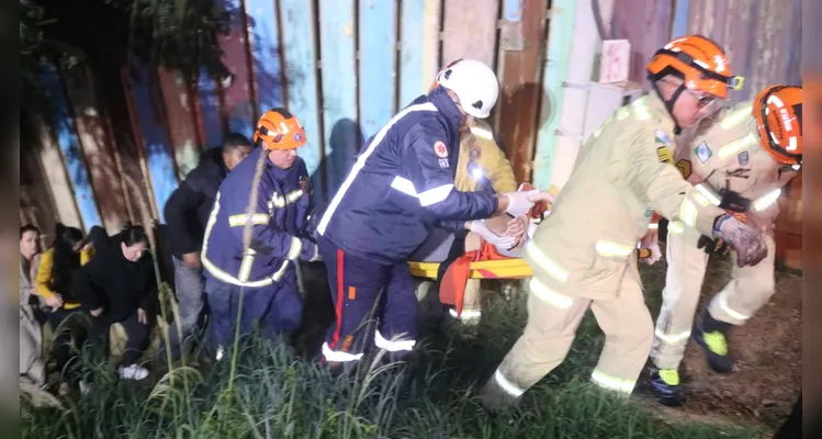 Carro com duas crianças despenca sobre telhado de casa em bairro de PG