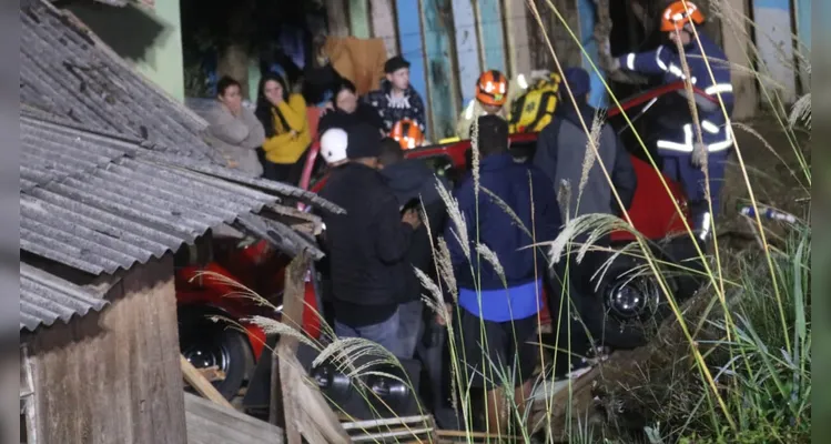 Carro com duas crianças despenca sobre telhado de casa em bairro de PG