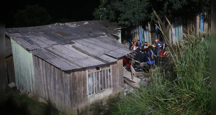 Carro com duas crianças despenca sobre telhado de casa em bairro de PG