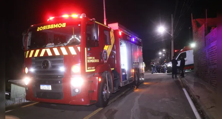 Carro com duas crianças despenca sobre telhado de casa em bairro de PG