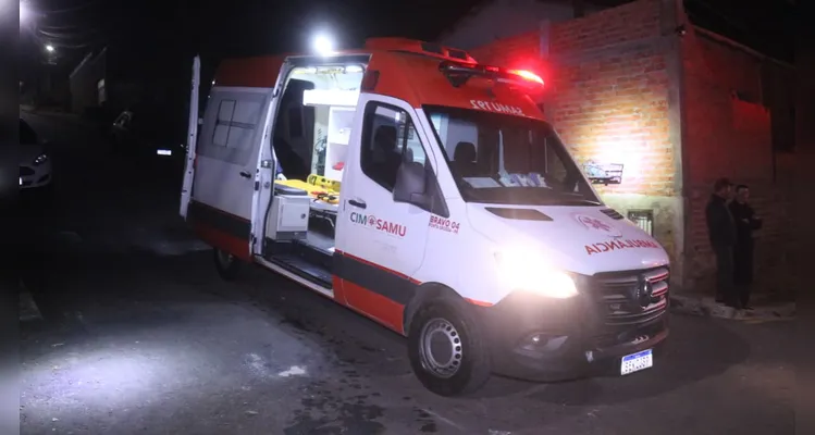 Carro com duas crianças despenca sobre telhado de casa em bairro de PG