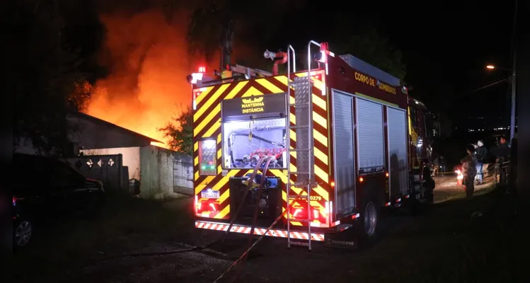 Curto-circuito provoca incêndio na Vila Leila Maria em Ponta Grossa