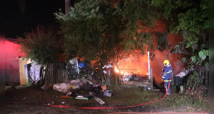 Curto-circuito provoca incêndio na Vila Leila Maria em Ponta Grossa
