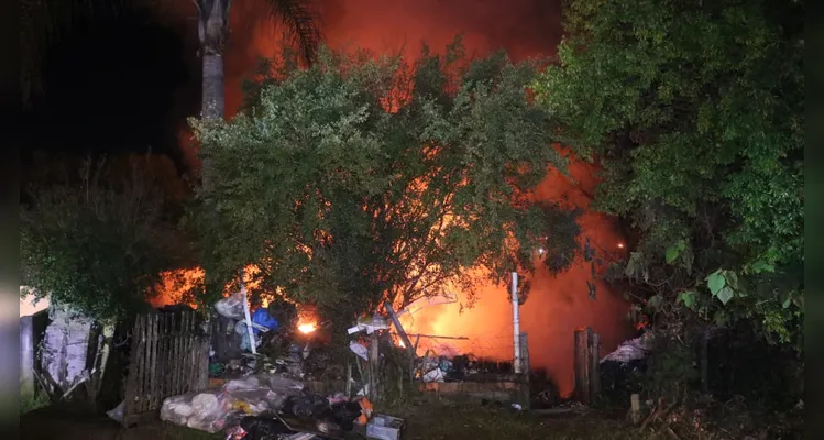 Curto-circuito provoca incêndio na Vila Leila Maria em Ponta Grossa