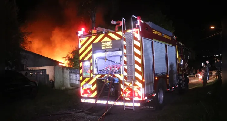Curto-circuito provoca incêndio na Vila Leila Maria em Ponta Grossa