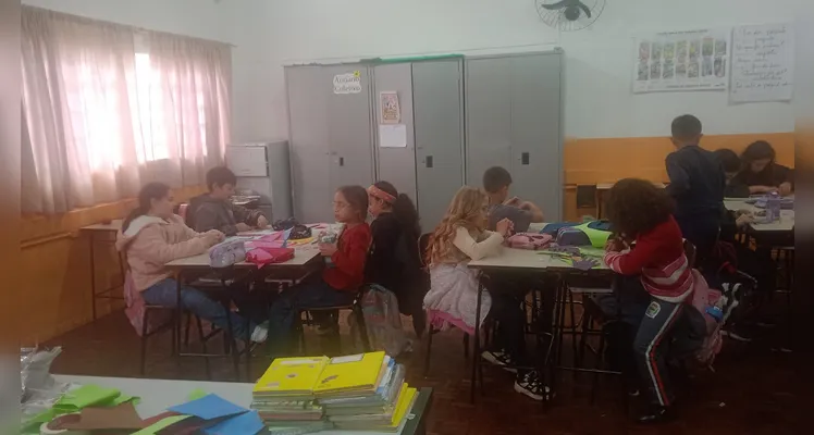 Os alunos desenvolveram uma experiência de robótica "desplugada", utilizando materiais como EVA, canudinhos, cola e fios para confeccionar uma mão robótica.