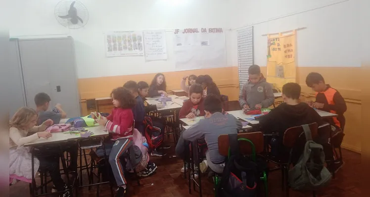 Os alunos desenvolveram uma experiência de robótica "desplugada", utilizando materiais como EVA, canudinhos, cola e fios para confeccionar uma mão robótica.