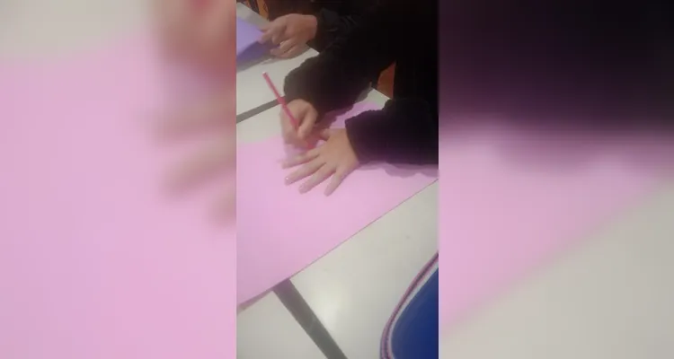 Os alunos desenvolveram uma experiência de robótica "desplugada", utilizando materiais como EVA, canudinhos, cola e fios para confeccionar uma mão robótica.