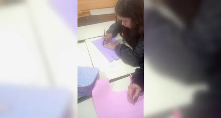 Os alunos desenvolveram uma experiência de robótica "desplugada", utilizando materiais como EVA, canudinhos, cola e fios para confeccionar uma mão robótica.