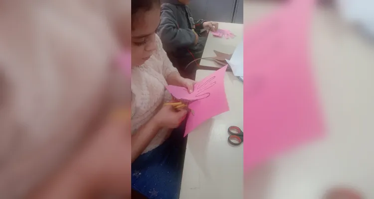 Os alunos desenvolveram uma experiência de robótica "desplugada", utilizando materiais como EVA, canudinhos, cola e fios para confeccionar uma mão robótica.