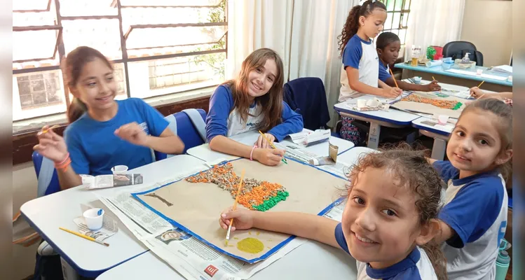 Os estudantes participaram de atividades práticas e interativas, como dinâmicas, colagens, pinturas com tinta guache e a produção do painel “Do papel à rocha: recriando Vila Velha”.