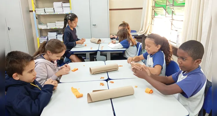 Os estudantes participaram de atividades práticas e interativas, como dinâmicas, colagens, pinturas com tinta guache e a produção do painel “Do papel à rocha: recriando Vila Velha”.