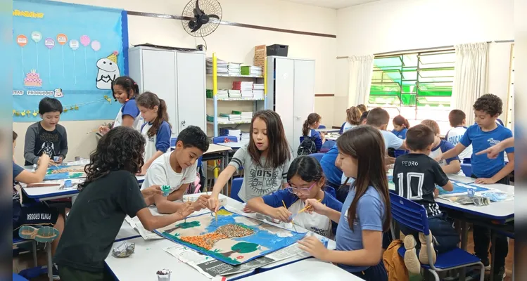 Os estudantes participaram de atividades práticas e interativas, como dinâmicas, colagens, pinturas com tinta guache e a produção do painel “Do papel à rocha: recriando Vila Velha”.