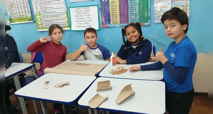 Os estudantes participaram de atividades práticas e interativas, como dinâmicas, colagens, pinturas com tinta guache e a produção do painel “Do papel à rocha: recriando Vila Velha”.