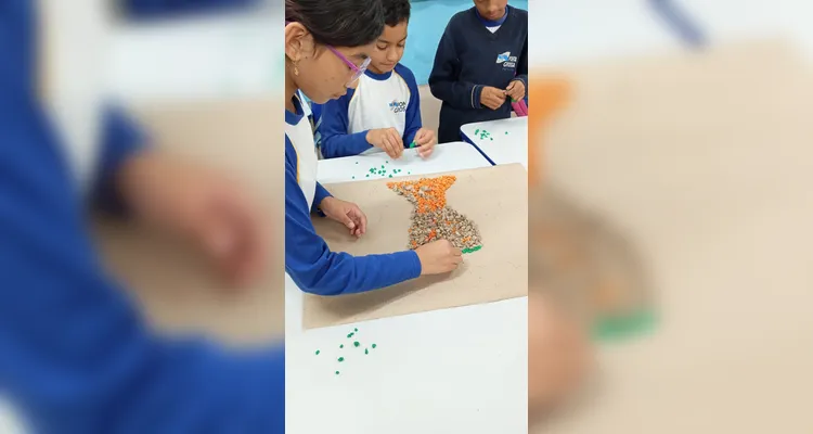 Os estudantes participaram de atividades práticas e interativas, como dinâmicas, colagens, pinturas com tinta guache e a produção do painel “Do papel à rocha: recriando Vila Velha”.