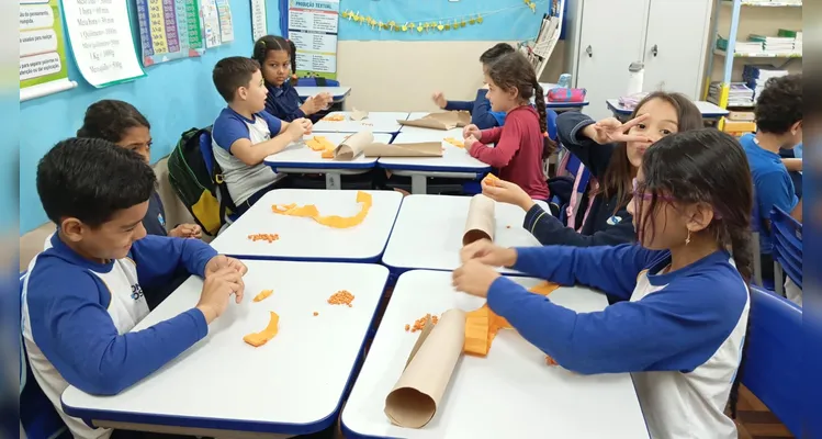 Os estudantes participaram de atividades práticas e interativas, como dinâmicas, colagens, pinturas com tinta guache e a produção do painel “Do papel à rocha: recriando Vila Velha”.