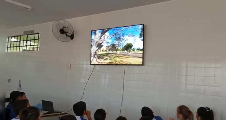 Os estudantes participaram de atividades práticas e interativas, como dinâmicas, colagens, pinturas com tinta guache e a produção do painel “Do papel à rocha: recriando Vila Velha”.