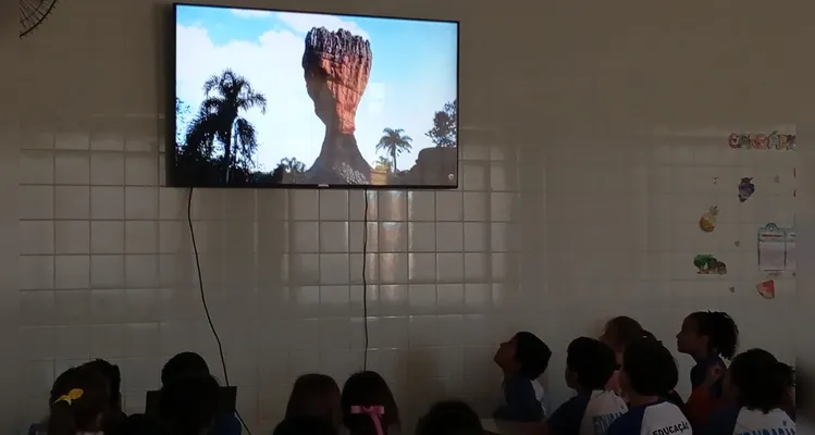 Os estudantes participaram de atividades práticas e interativas, como dinâmicas, colagens, pinturas com tinta guache e a produção do painel “Do papel à rocha: recriando Vila Velha”.