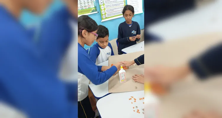 Os estudantes participaram de atividades práticas e interativas, como dinâmicas, colagens, pinturas com tinta guache e a produção do painel “Do papel à rocha: recriando Vila Velha”.