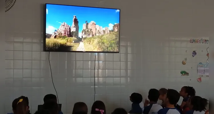 Os estudantes participaram de atividades práticas e interativas, como dinâmicas, colagens, pinturas com tinta guache e a produção do painel “Do papel à rocha: recriando Vila Velha”.