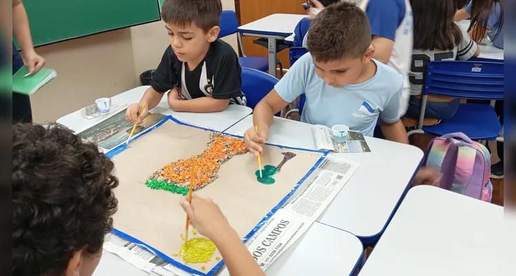 Os estudantes participaram de atividades práticas e interativas, como dinâmicas, colagens, pinturas com tinta guache e a produção do painel “Do papel à rocha: recriando Vila Velha”.