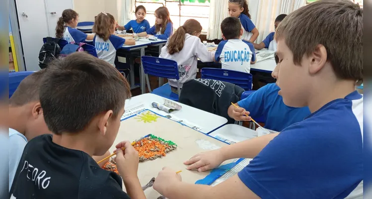 Os estudantes participaram de atividades práticas e interativas, como dinâmicas, colagens, pinturas com tinta guache e a produção do painel “Do papel à rocha: recriando Vila Velha”.