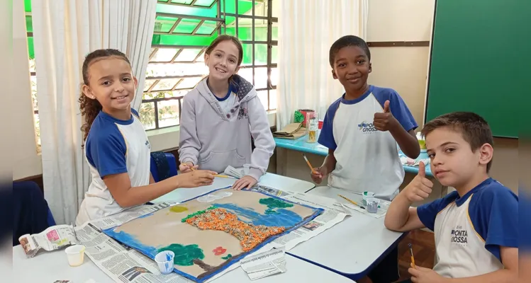 Os estudantes participaram de atividades práticas e interativas, como dinâmicas, colagens, pinturas com tinta guache e a produção do painel “Do papel à rocha: recriando Vila Velha”.