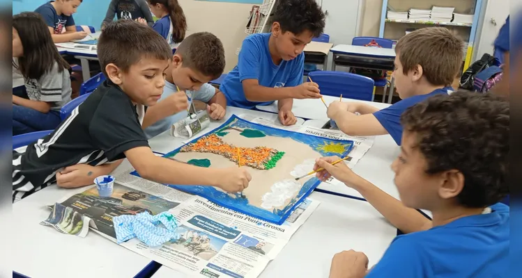 Os estudantes participaram de atividades práticas e interativas, como dinâmicas, colagens, pinturas com tinta guache e a produção do painel “Do papel à rocha: recriando Vila Velha”.