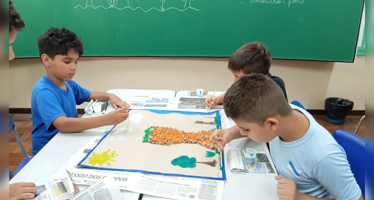 Os estudantes participaram de atividades práticas e interativas, como dinâmicas, colagens, pinturas com tinta guache e a produção do painel “Do papel à rocha: recriando Vila Velha”.