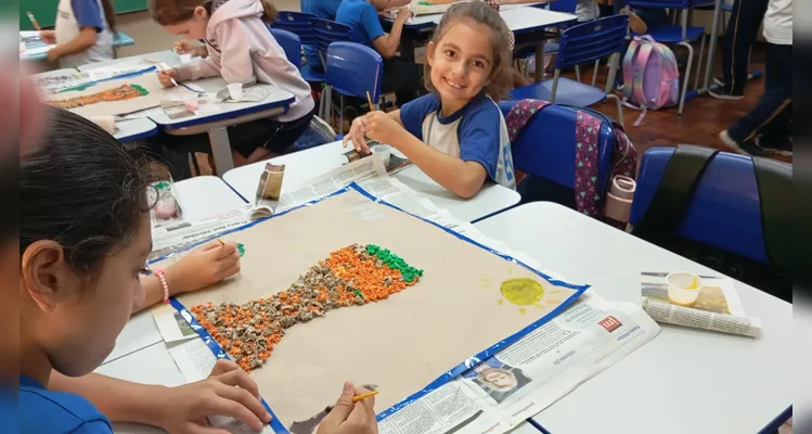 Os estudantes participaram de atividades práticas e interativas, como dinâmicas, colagens, pinturas com tinta guache e a produção do painel “Do papel à rocha: recriando Vila Velha”.
