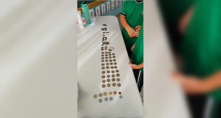 Confira as moedas e cédulas levadas pelos alunos à sala de aula.