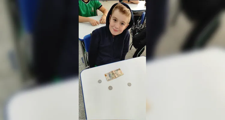 Confira as moedas e cédulas levadas pelos alunos à sala de aula.