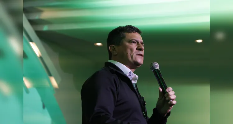 Ao lado de Flávio Bolsonaro, Moro lança pré-candidatura no Paraná