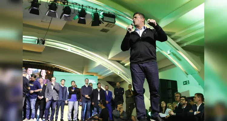 Ao lado de Flávio Bolsonaro, Moro lança pré-candidatura no Paraná