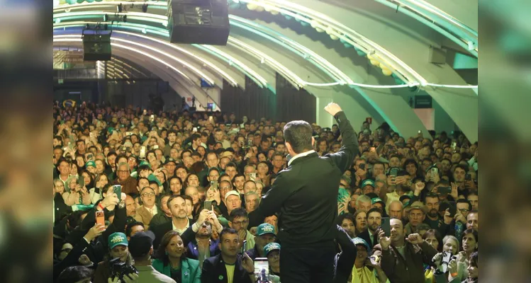 Ao lado de Flávio Bolsonaro, Moro lança pré-candidatura no Paraná