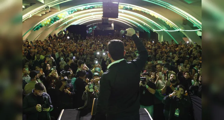 Ao lado de Flávio Bolsonaro, Moro lança pré-candidatura no Paraná