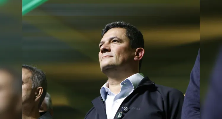 Ao lado de Flávio Bolsonaro, Moro lança pré-candidatura no Paraná