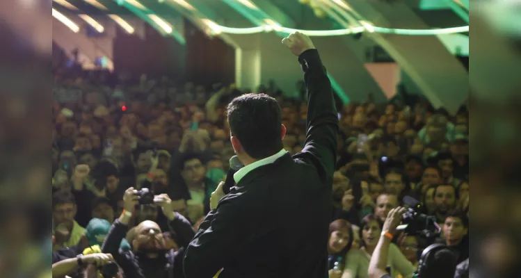 Ao lado de Flávio Bolsonaro, Moro lança pré-candidatura no Paraná