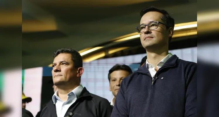 Ao lado de Flávio Bolsonaro, Moro lança pré-candidatura no Paraná