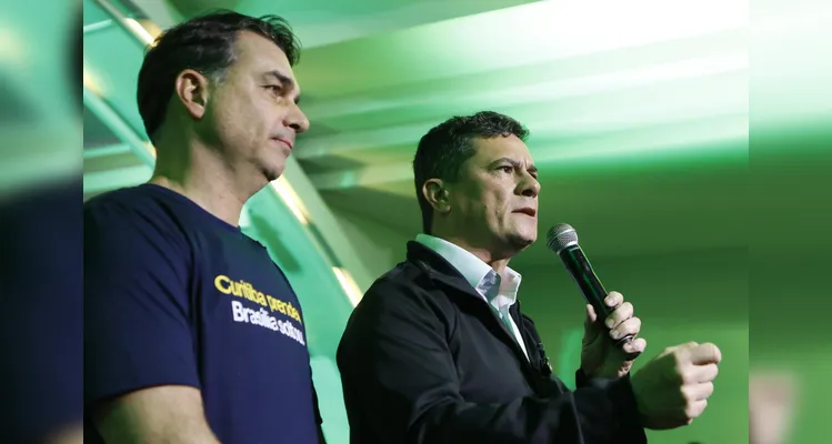 Ao lado de Flávio Bolsonaro, Moro lança pré-candidatura no Paraná