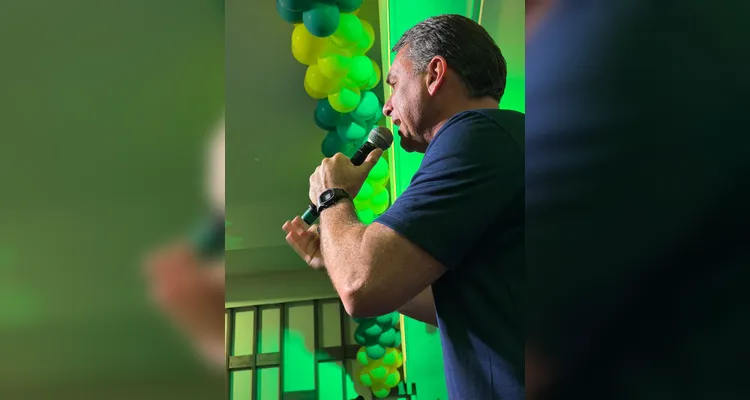 Ao lado de Flávio Bolsonaro, Moro lança pré-candidatura no Paraná