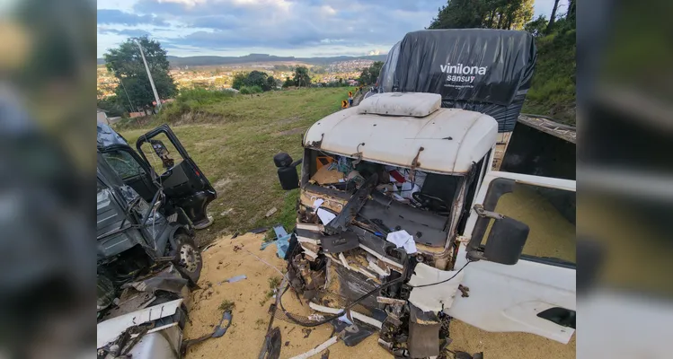 Grave colisão frontal entre duas carretas e carro bloqueia a PR-092 em Jaguariaíva