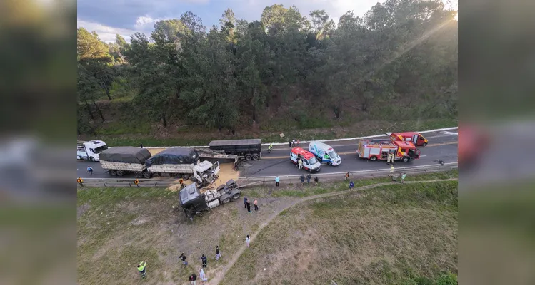 Grave colisão frontal entre duas carretas e carro bloqueia a PR-092 em Jaguariaíva