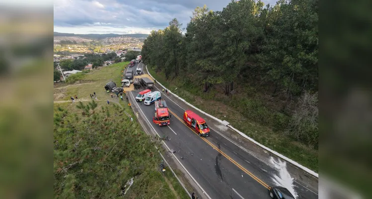 Grave colisão frontal entre duas carretas e carro bloqueia a PR-092 em Jaguariaíva