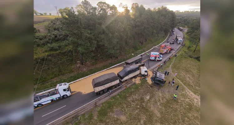 Grave colisão frontal entre duas carretas e carro bloqueia a PR-092 em Jaguariaíva