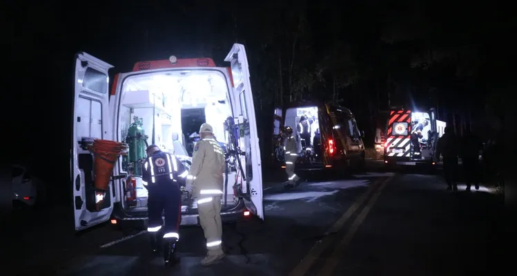 Motorista morre e cinco crianças ficam feridas após grave acidente em Itaiacoca
