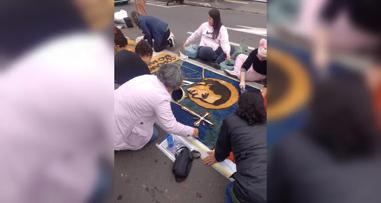 Corpus Christi reúne fiéis e colore ruas de PG com tapetes de fé
